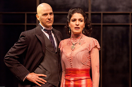 Os atores Reynaldo Gianecchini e Maria Manoella em cena em "Cruel", versão de "Os Credores", de August Strindberg