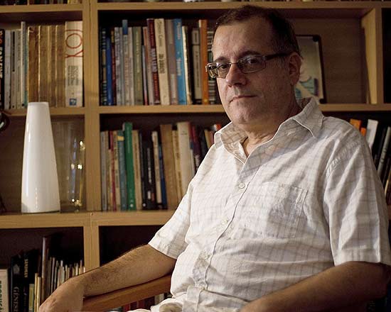 O poeta, tradutor e professor carioca Paulo Henriques Britto em sua casa, no Rio