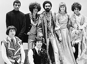 Jorge Ben Jor, Caetano Veloso, Gilberto Gil, Rita Lee, Gal Costa, Sérgio Dias e Arnaldo Baptista em imagem de "Tropicália"