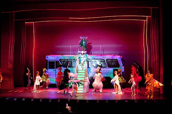 Cena do musical "Priscilla, Rainha do Deserto" (foto), que reestreia no Teatro Bradesco em 16 de agosto