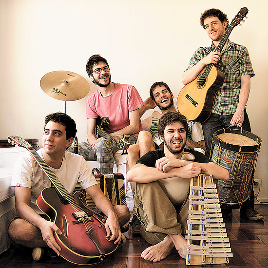 O quinteto paulistano 5 a Seco faz show ao lado do compositor Celso Vifora