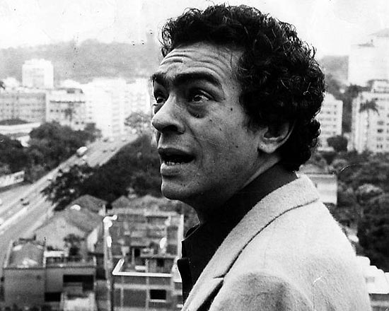 O ator e humorista Chico Anysio em 1975; clique e saiba mais sobre o início da carreira
