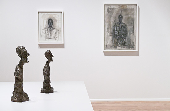 Montagem da exposicao de Alberto Giacometti na Pinacoteca de So Paulo