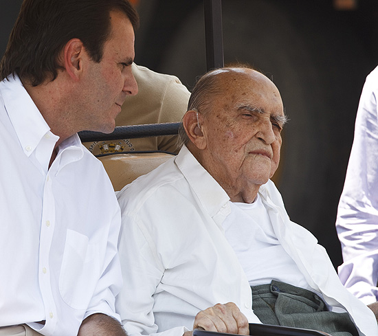 Oscar Niemeyer visita o Sambdromo ao lado do prefeito do Rio, Eduardo Paes, em fevereiro deste ano