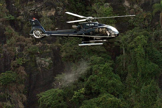Helicóptero despeja as cinzas de Chico Anysio na Central Globo de Produção