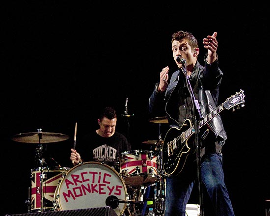 Os britânicos do Arctic Monkeys fecharam a noite no último dia do Lollapalooza Brasil, que acontece em São Paulo