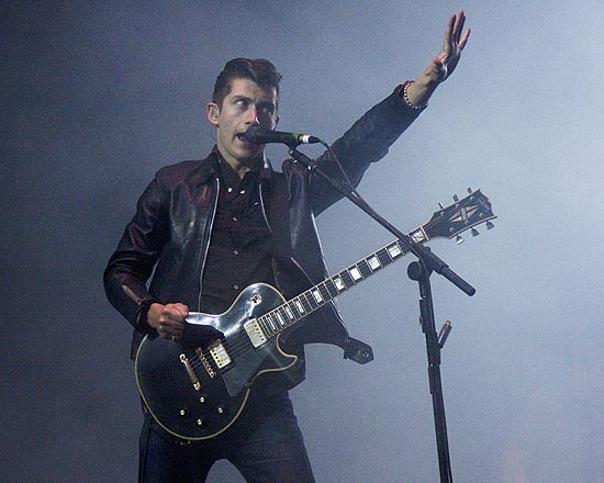 Alex Turner, vocalista do Arctic Monkeys, em show em So Paulo em 2012