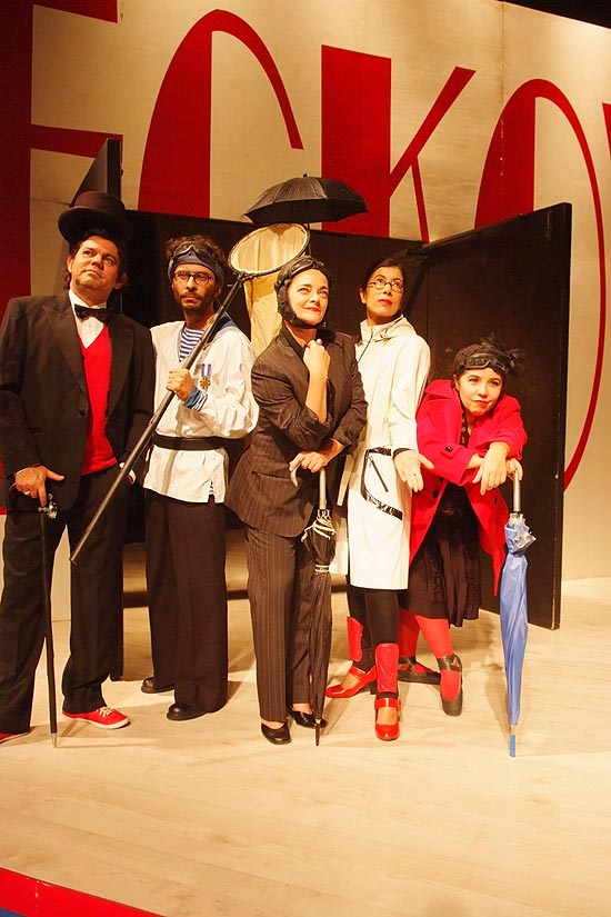 Os atores Chico Pelúcio (esq), Júlio Maciel, Inês Peixoto (centro), Lydia del Picchia (capa branca) e Simone Ordones, da peça &quot;Eclipse&quot;