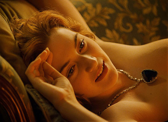 Rose (Kate Winslet) posa nua para Jack ( Leonardo Di Caprio); cena foi cortada da versão 3D na China