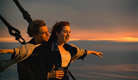 Leonardo DiCaprio e Kate Winslet em cena do filme "Titanic" (1997)