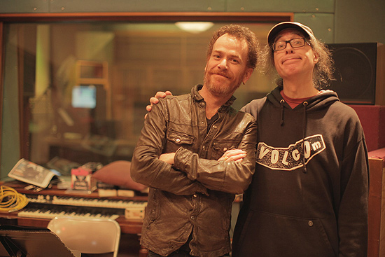 Nando Reis e o produtor Jack Endino em estúdio de gravação em Seattle 
