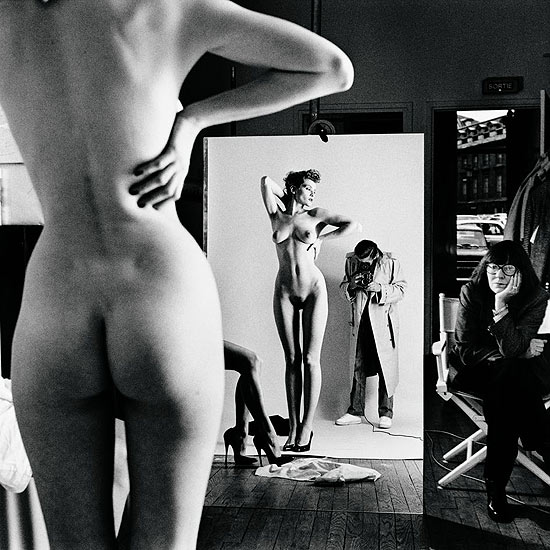 Na foto de 1981, Helmut Newton aparece com a mulher, Alice Springs (dir.) e modelos