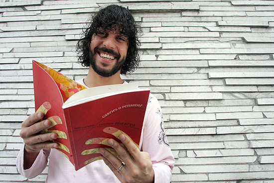 O cantor Gabriel o Pensador, que posa com seu livro "Um Garoto Chamado Rorbeto 
