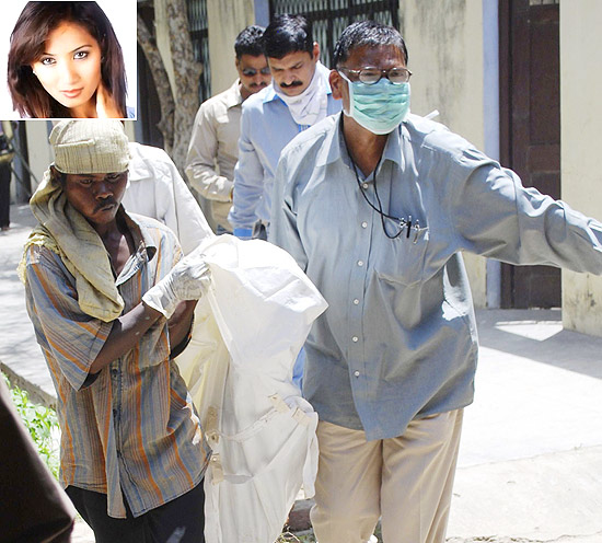 Policiais recolhem o corpo da atriz indiana Meenakshi Thapa (no detalhe), na cidade de Allahabad, na Índia