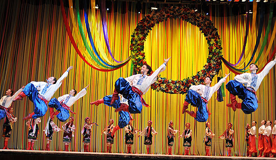 Cena de espetáculo do Virsky - Balé Nacional da Ucrânia, que se apresenta no Theatro Municipal