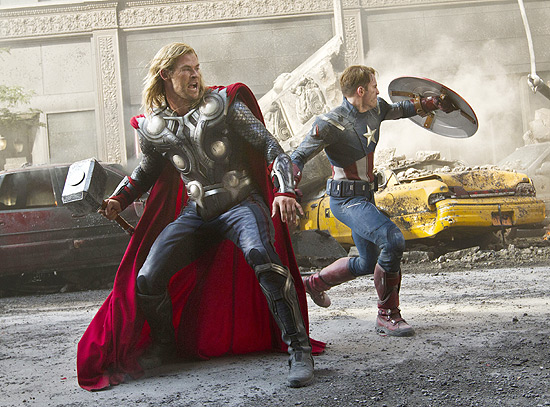 Thor (Chris Hemsworth) e Capitão América (Chris Evans) em cena de &quot;Os Vingadores&quot;