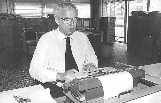 O jornalista Paulo Francis na redao da Folha, em 1982