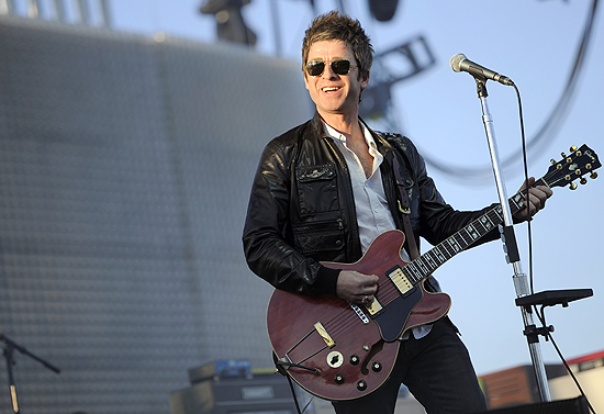O guitarrista Noel Gallagher em apresentação no Coachella 2012