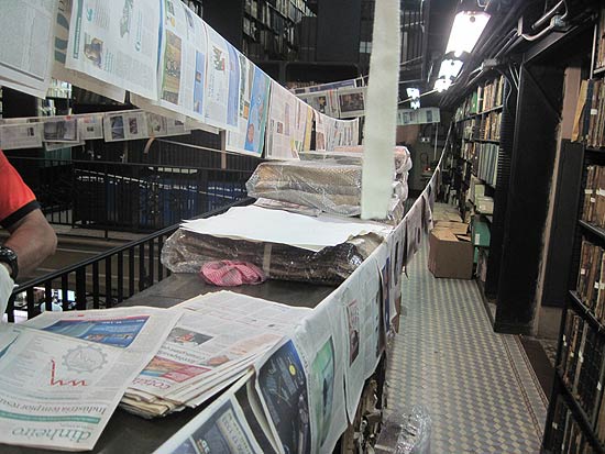 Jornais molhados durante vazamento de ar condicionado em maio deste ano