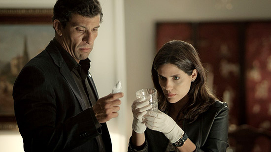 Milhem Cortaz e Rafaela Mandelli na série "Fora de Controle", da TV Record