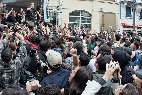 Suicidal Tendencies (foto; no palco) fez um dos shows mais quentes da 8ª Virada Cultural, no domingo (6); grupo toca na quarta (9) no Clash Club (Centro de SP)