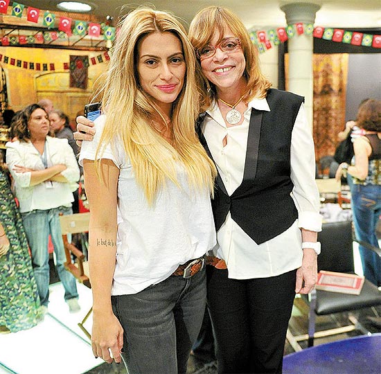 A atriz Cleo Pires (à esq.), loira para viver nova personagem em "Salve Jorge" (Globo), ao lado da autora Glória Perez