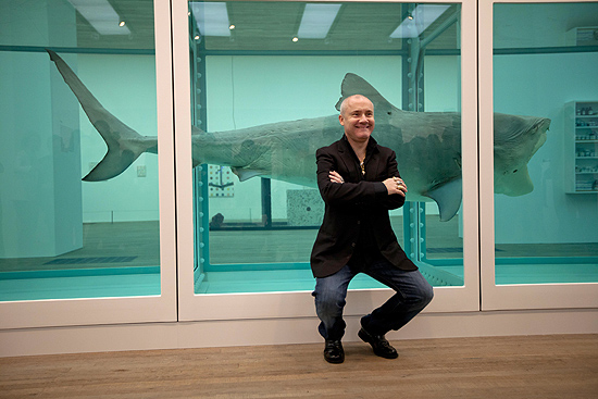 Damien Hirst posa em frente a sua obra &quot;A Impossibilidade Fsica da Morte na Mente de Algum Vivo&quot;, na Tate Modern