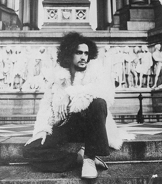O cantor e compositor Caetano Veloso exilado em Londres, em 1972