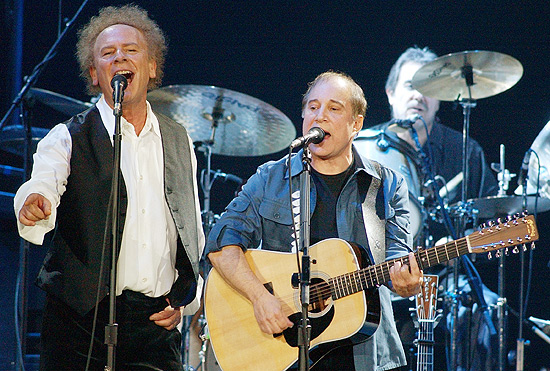 Paul Simon ( dir.) e Art Garfunkel em apresentao em 2003