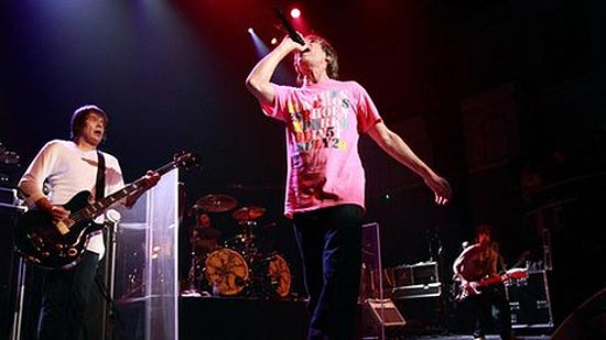 Integrantes dos Stone Roses se apresentam para plateia em xtase no Reino Unido aps mais de 15 anos