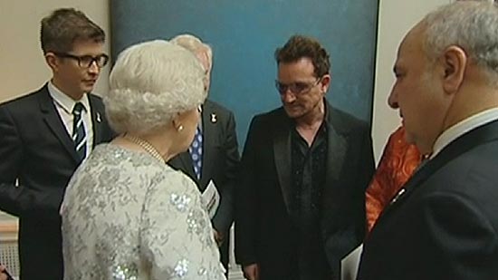 O líder do U2, Bono (ao centro), em mais um evento comemorativo dos 60 anos do reinado de Elizabeth 2ª