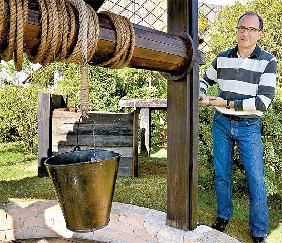 Apresentador Britto Jr. segue no comando de "A Fazenda"