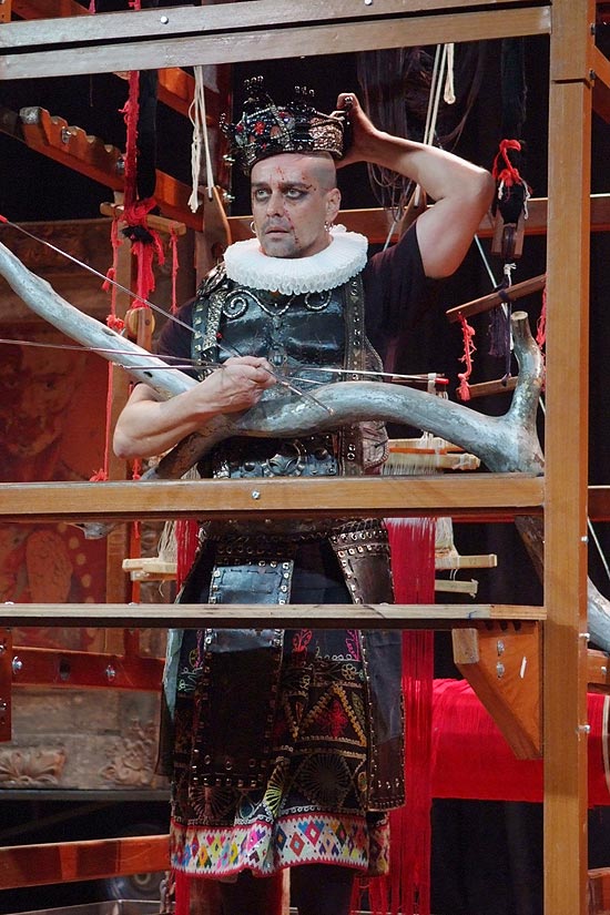O ator Marcello Antony em cena da peça "Macbeth", considerada ótima pela crítica