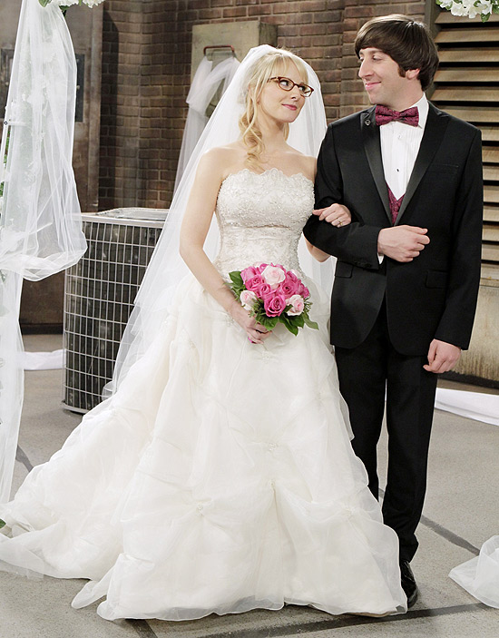 Cena do último capítulo da quinta temporada de "The Big Bang Theory", com Melissa Rauch e Simon Helberg