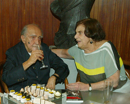 Oscar Niemeyer e sua filha Anna Maria Niemeyer na comemoração dos 100 anos do arquiteto