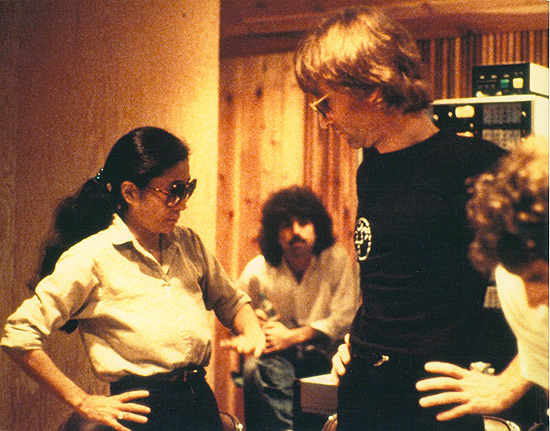 Yoko Ono e John Lennon em 1980, no estúdio, com o escritor e jonalista David Sheff ao fundo