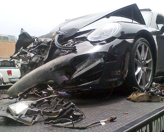 Porsche de Lindsay Lohan ficou destruído depois da atriz bater em um caminhão na Pacific Coast Highway, na Califórnia