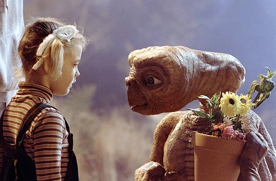 A atriz Drew Barrymore e o personagem do filme "E.T. - O Extraterrestre", de Steven Spielberg