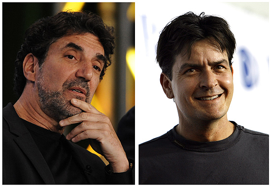 Chuck Lorre (à esq.) e Charlie Sheen