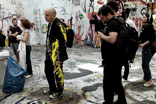 Artur Zmijewski, curador da 7 Berlin Biennale, aps ser atingido por tinta