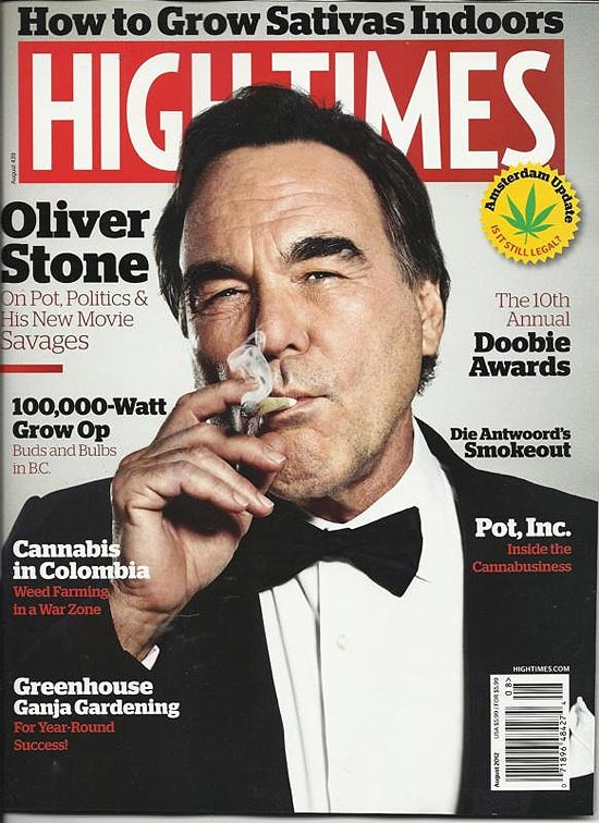 Oliver Stone fuma um "baseado" na capa da "High Times Cover" 