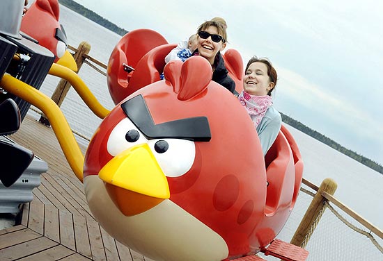 Turistas no parque inspirado em "Angry Birds", em Tempere, na Finlndia