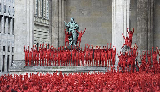 Voluntários posam para o fotógrafo Spencer Tunick em Munique, na Alemanha