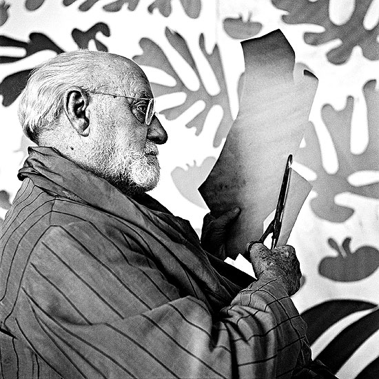 Henri Matisse prepara colagem em seu ateli em Nice (Frana), em foto de 1952