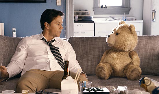 John, interpretado por Mark Wahlberg, ao lado de Ted