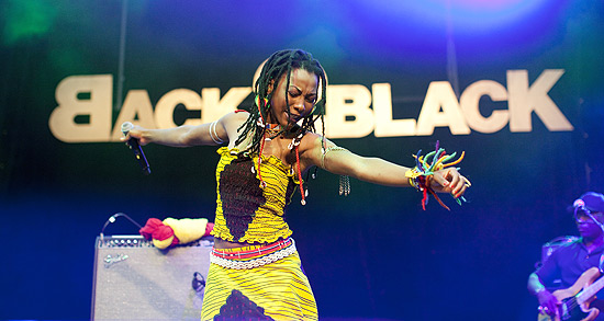 A malinesa Fatoumata Diawara, que se apresenta no festival B2B, em novembro, no Rio