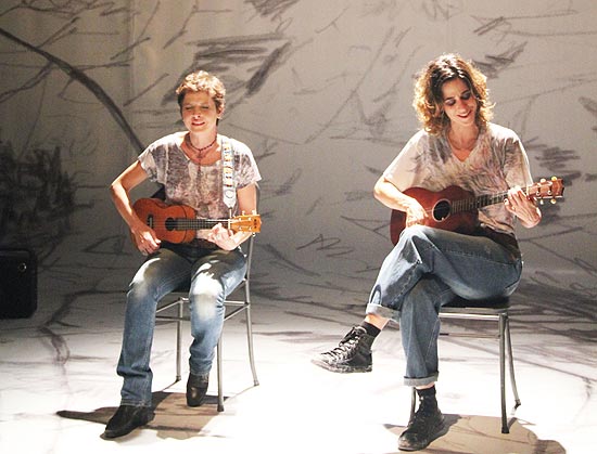 As atrizes Drica Moraes e Mariana Lima na peça "À Primeira Vista", dirigida por Enrique Diaz