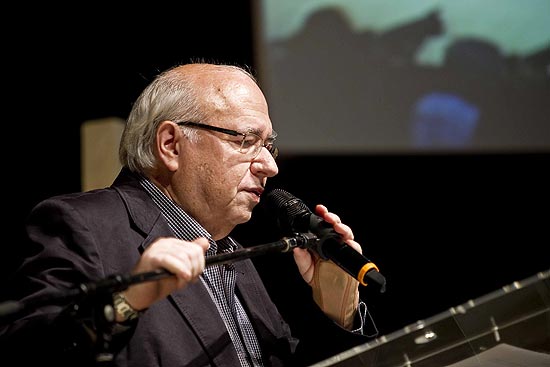 O escritor Luis Fernando Verissimo discursa durante a abertura oficial da Flip 2012
