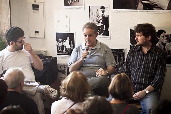 O jornalista Fabio Victor ( esq.) e os escritores Marcelo Coelho (centro) e Fabricio Corsaletti participam de debate na Casa Folha, na Flip 