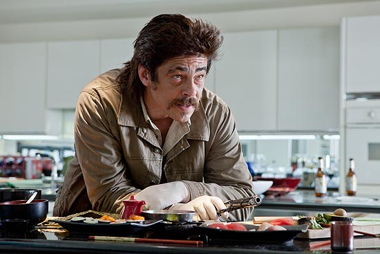 Benicio Del Toro, em cena de "Selvagens"